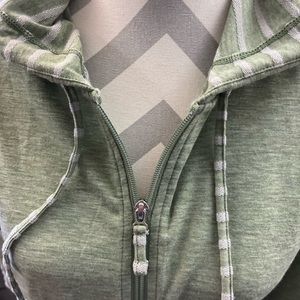 Chicos weekend lightweight. Zip top.